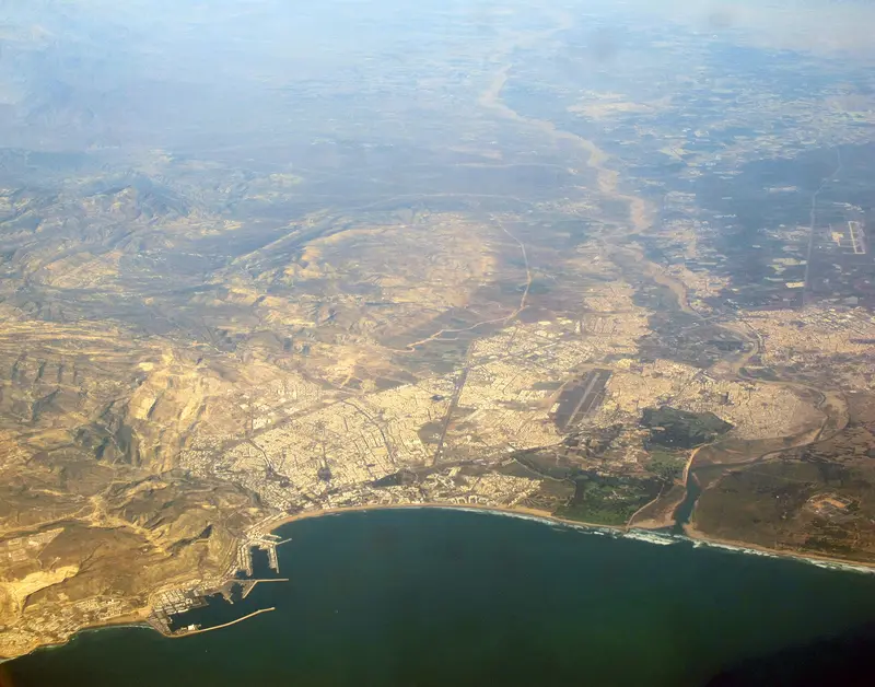 Vue aérienne d'Agadir, de sa baie et de ses quartiers