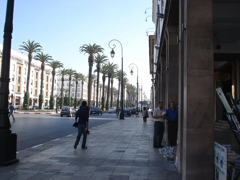 Avenue Mohammed V à Rabat, palmiers et arcades
