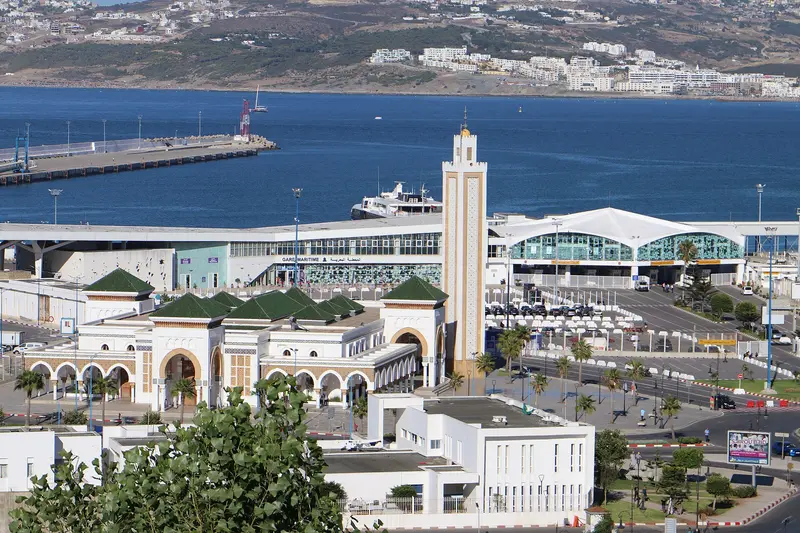 Le port de Tanger et la ville en arrière-plan